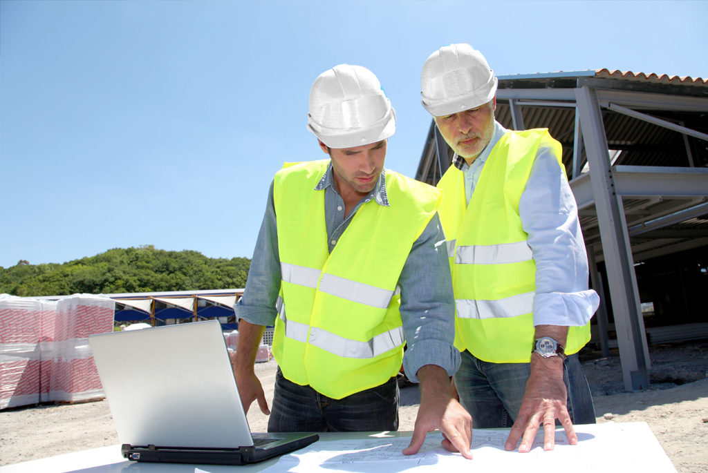 photographie de deux ingénieurs travaillant sur un chantier.