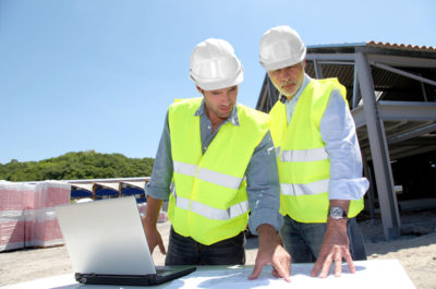 photographie de deux ingénieurs travaillant sur un chantier.
