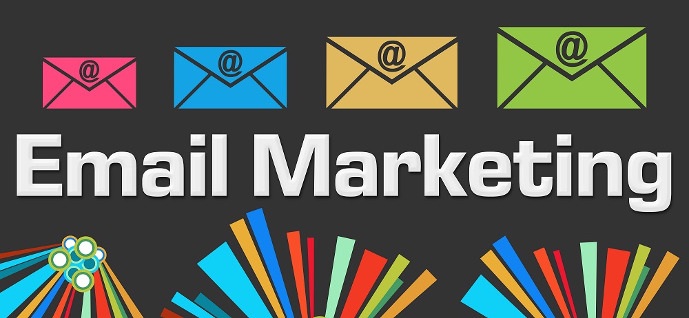 Infographie sur l'email marketing avec des enveloppe évoquant les emails de plusieurs couleurs.