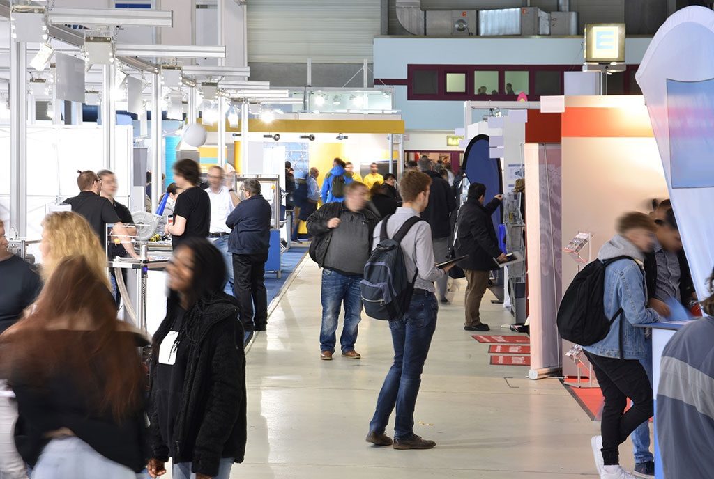 Photographie représentant des stands sur un salon.