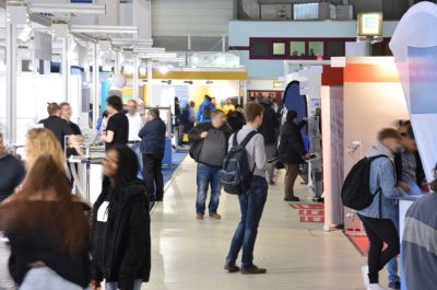 Photographie représentant des stands sur un salon.